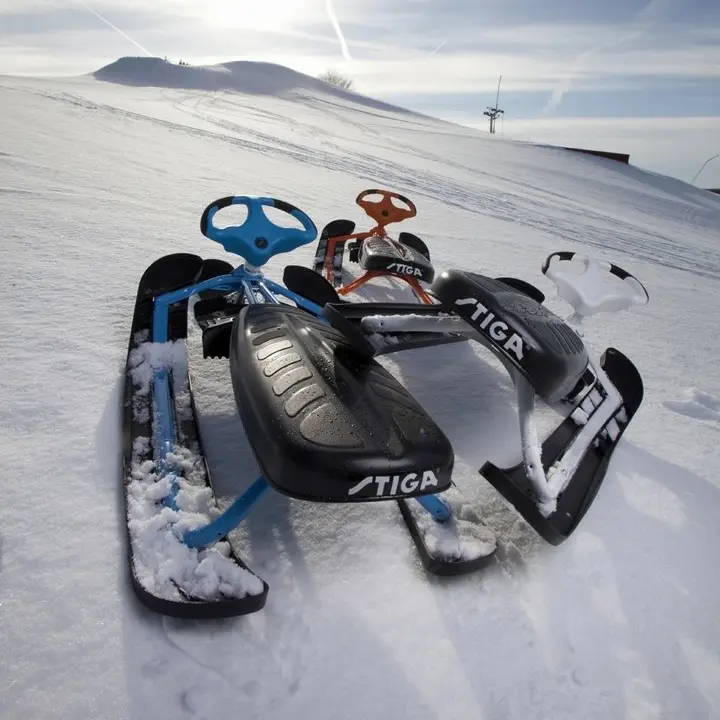 Kategoriebild Lenkschlitten: verschiedene STIGA Snowracer Modelle im Schnee